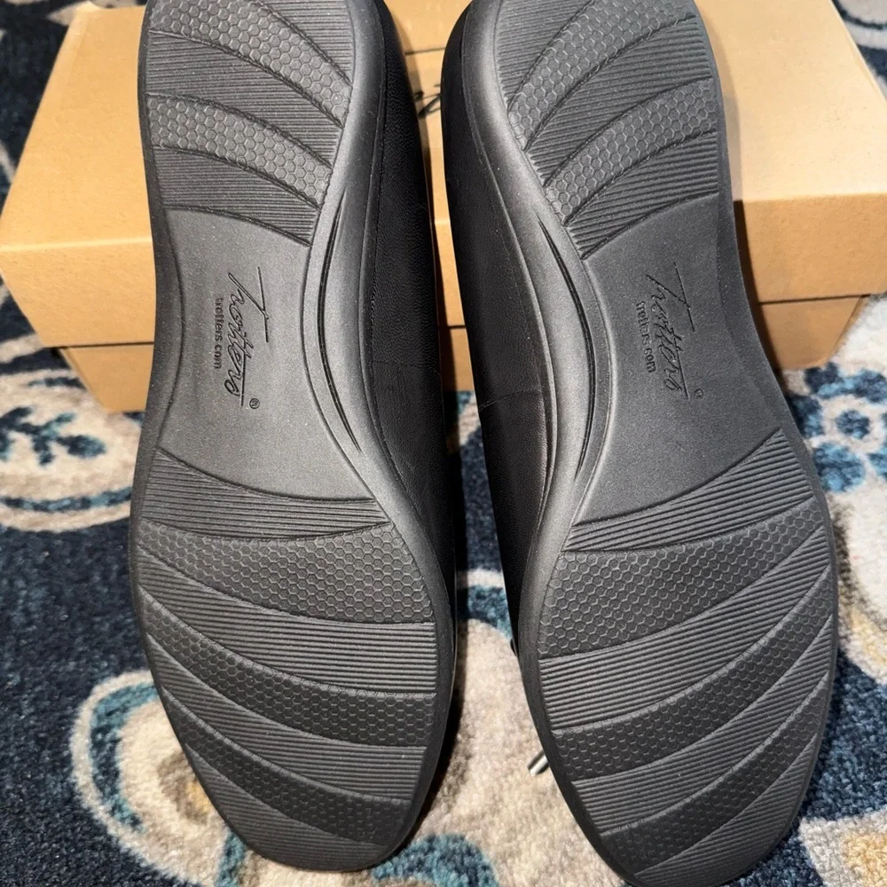 Brand New Trotters Dellis Women's Black Ballet Flats Slip on Shoes size 8 - Picture 4 of 4